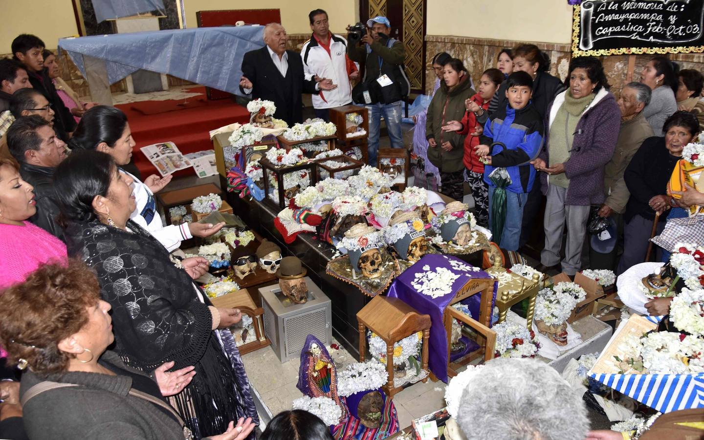 Ciudadanos bolivianos exponen «ñatitas», calaveras humanas, durante la fiesta de las «ñatitas», en La Paz (Bolivia). Las celebraciones en conmemoración de los muertos que comenzaron el pasado 1 de noviembre, acaban con una peculiar fiesta dedicada a las «ñatitas», a las que se les atribuyen capacidades protectoras. 