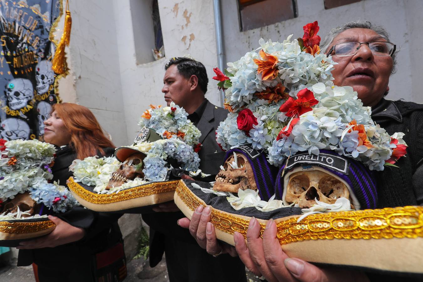 Ciudadanos bolivianos exponen «ñatitas», calaveras humanas, durante la fiesta de las «ñatitas», en La Paz (Bolivia). Las celebraciones en conmemoración de los muertos que comenzaron el pasado 1 de noviembre, acaban con una peculiar fiesta dedicada a las «ñatitas», a las que se les atribuyen capacidades protectoras. 