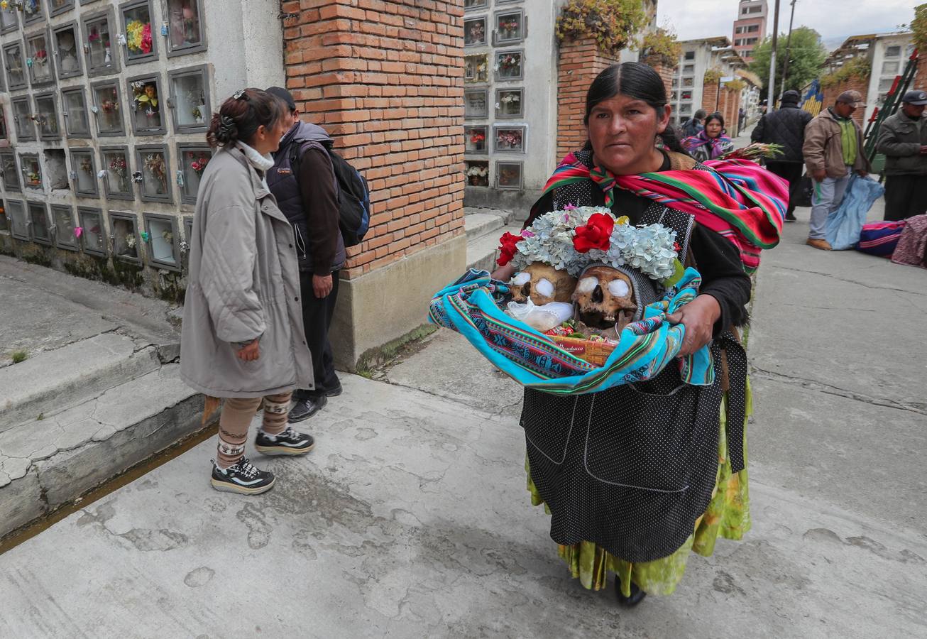 Ciudadanos bolivianos exponen «ñatitas», calaveras humanas, durante la fiesta de las «ñatitas», en La Paz (Bolivia). Las celebraciones en conmemoración de los muertos que comenzaron el pasado 1 de noviembre, acaban con una peculiar fiesta dedicada a las «ñatitas», a las que se les atribuyen capacidades protectoras. 