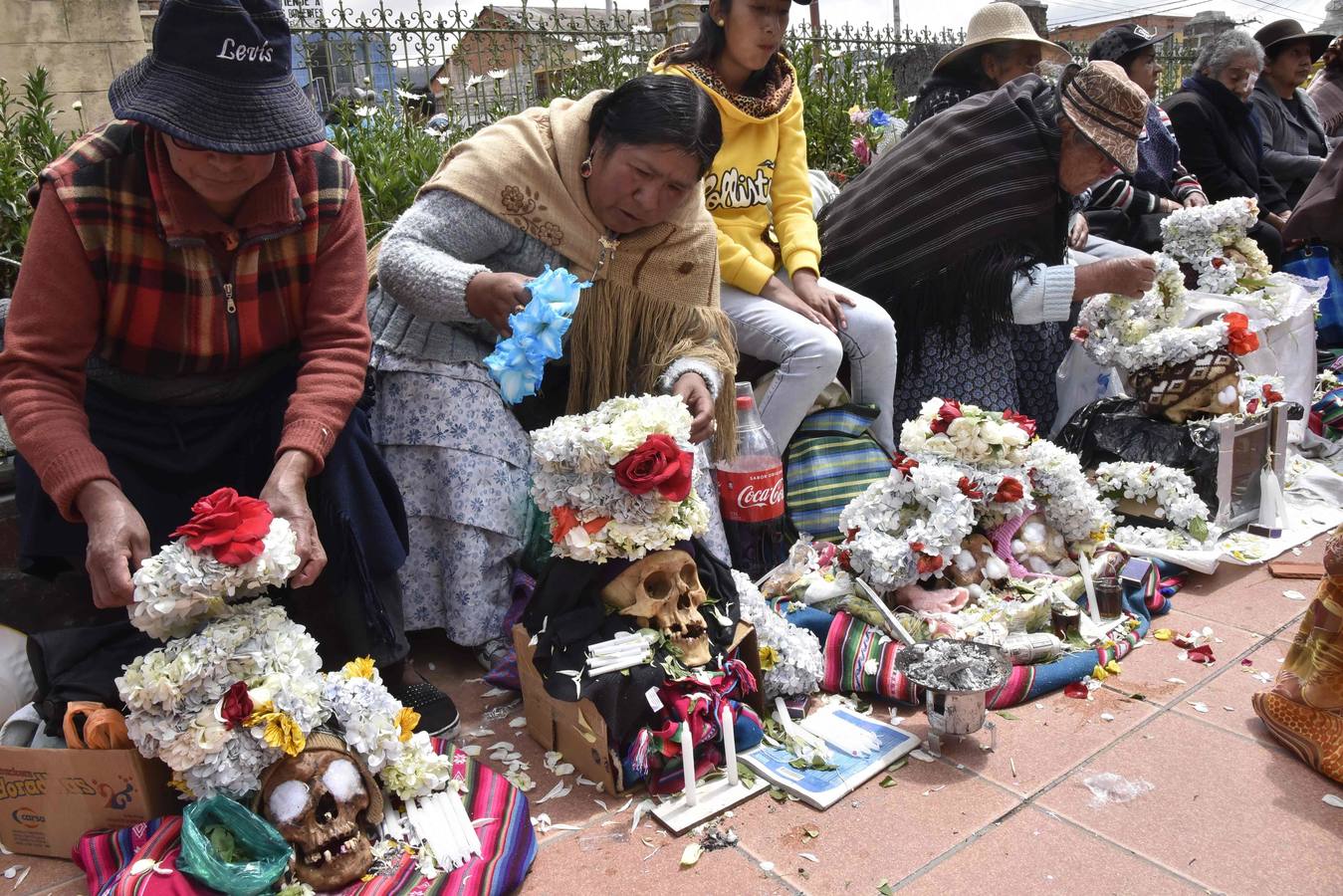 Ciudadanos bolivianos exponen «ñatitas», calaveras humanas, durante la fiesta de las «ñatitas», en La Paz (Bolivia). Las celebraciones en conmemoración de los muertos que comenzaron el pasado 1 de noviembre, acaban con una peculiar fiesta dedicada a las «ñatitas», a las que se les atribuyen capacidades protectoras. 