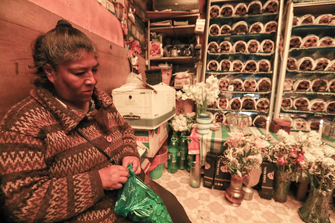 Ciudadanos bolivianos exponen «ñatitas», calaveras humanas, durante la fiesta de las «ñatitas», en La Paz (Bolivia). Las celebraciones en conmemoración de los muertos que comenzaron el pasado 1 de noviembre, acaban con una peculiar fiesta dedicada a las «ñatitas», a las que se les atribuyen capacidades protectoras. 