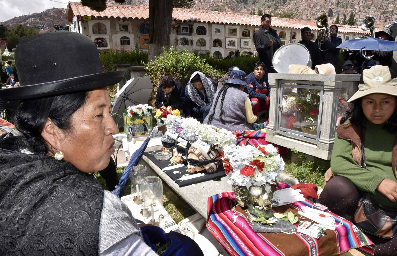 Ciudadanos bolivianos exponen «ñatitas», calaveras humanas, durante la fiesta de las «ñatitas», en La Paz (Bolivia). Las celebraciones en conmemoración de los muertos que comenzaron el pasado 1 de noviembre, acaban con una peculiar fiesta dedicada a las «ñatitas», a las que se les atribuyen capacidades protectoras. 