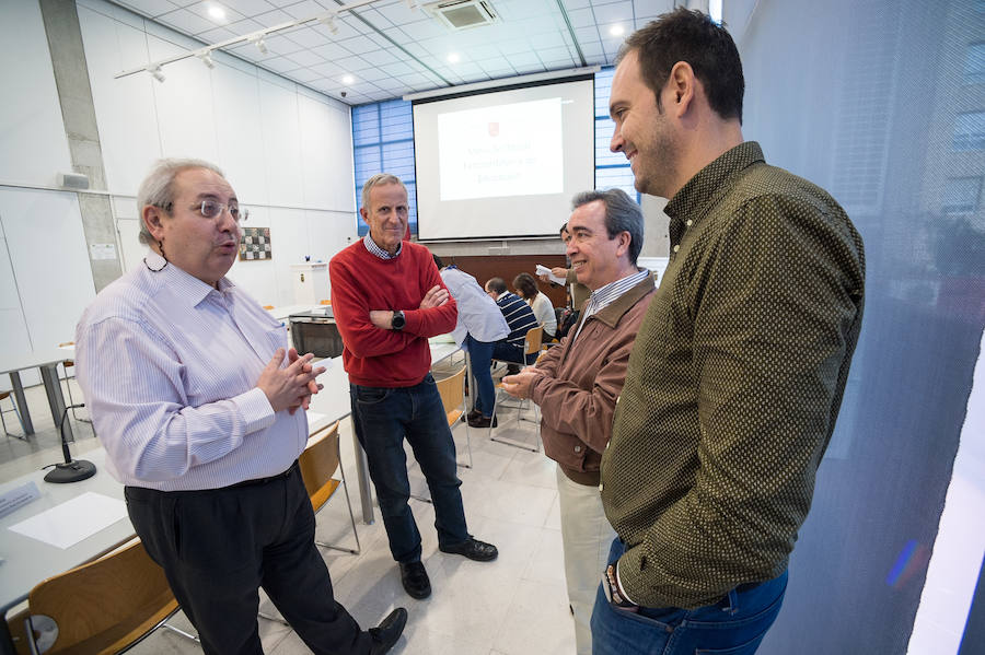 En la agrupación de este viernes se ha decidido elevar a 1.300 las plazas de maestro para el próximo año