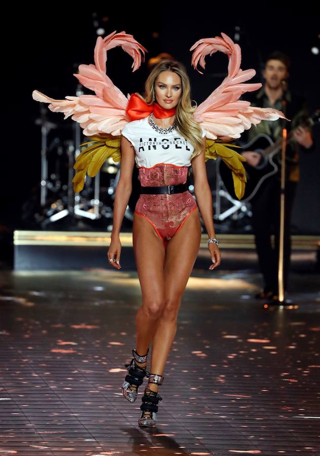 Por la alfombra fucsia de Nueva York no pasaron modelos españolas, pero sí la sueca Elsa Hosk, elegida para lucir el sujetador que más miradas atrae