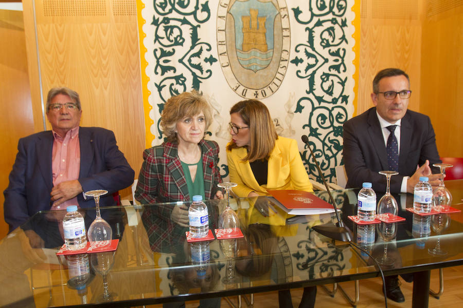 La ministra de Sanidad, Consumo y Bienestar mantiene un encuentro en el Palacio Consistorial con representantes de las principales entidades sociales del municipio de Cartagena