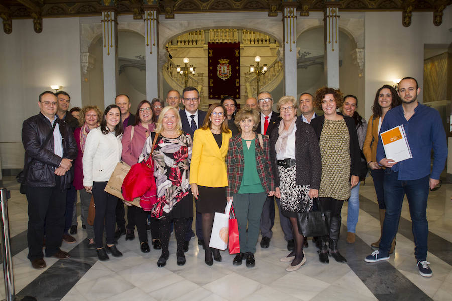 La ministra de Sanidad, Consumo y Bienestar mantiene un encuentro en el Palacio Consistorial con representantes de las principales entidades sociales del municipio de Cartagena