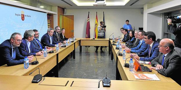 Las delegaciones del Gobierno y el PP -izqd.- y Ciudadanos, en la reunión de ayer. 