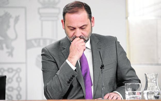 El titular de Fomento, José Luis Ábalos, ayer en la rueda de prensa tras el Consejo de Ministros. 