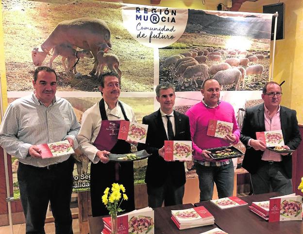 Tomás Serrano, de la IGP; Francisco Hernández, jefe de cocina de El Churra; el consejero Miguel Ángel del Amor; Cayetano Gómez, chef de Promenade; y Francisco Saura, asesor gastronómico, ayer. 