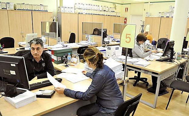 Empleados municipales trabajan en una concejalía de Hacienda.