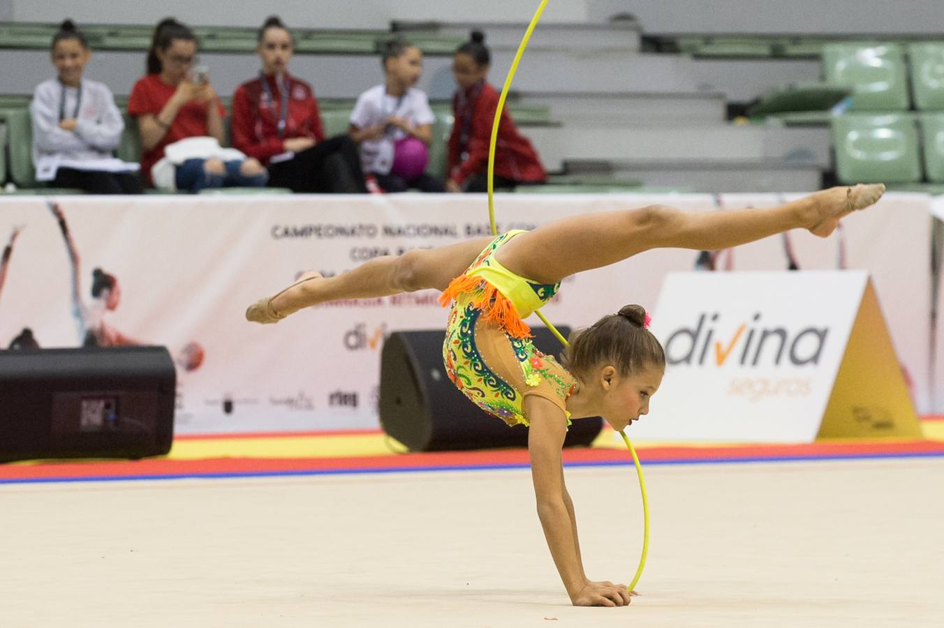 Unas quinientas gimnastas compiten en el primer día de los campeonatos, que se cierra sin ningún podio para la Región