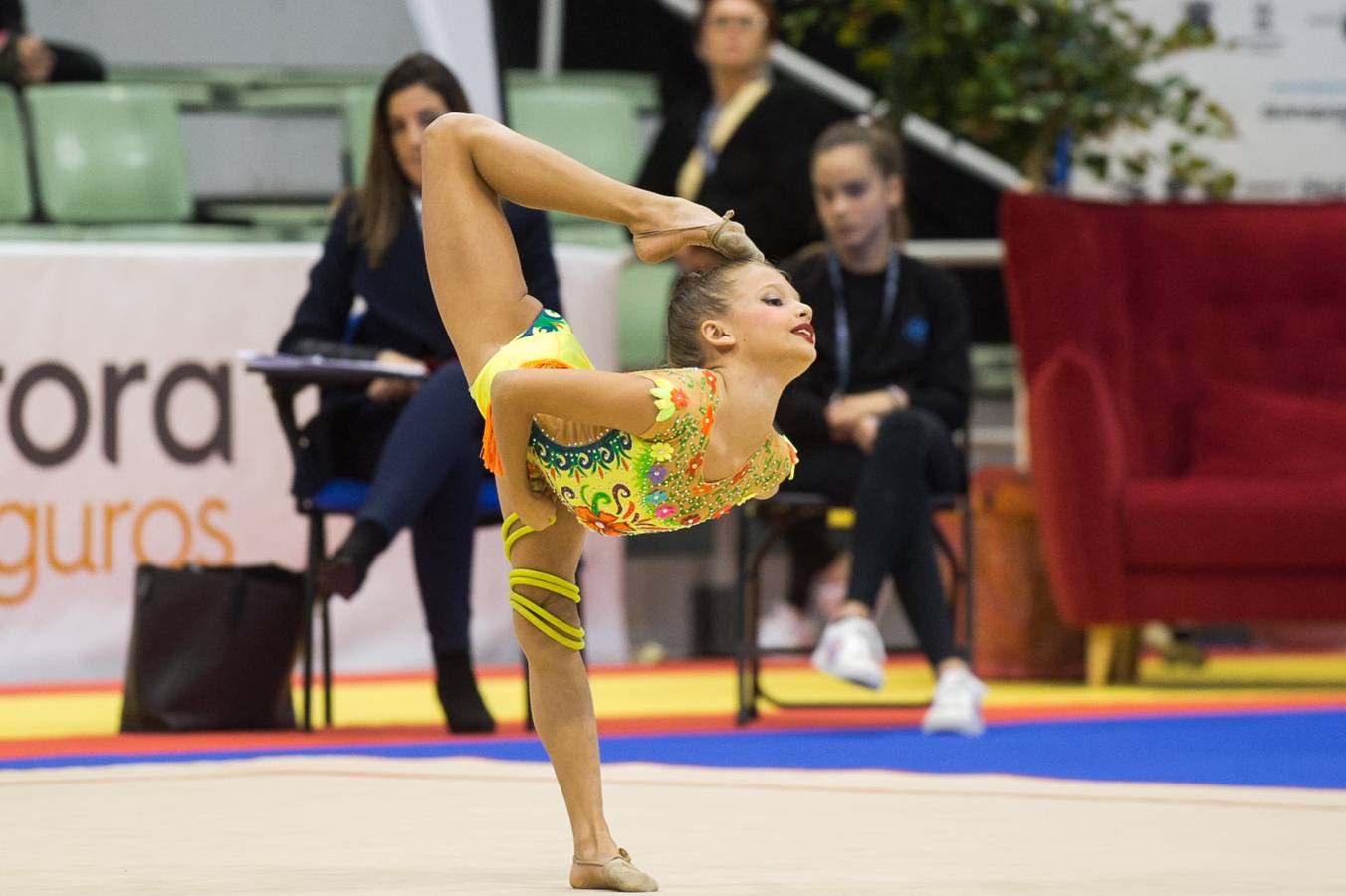 Unas quinientas gimnastas compiten en el primer día de los campeonatos, que se cierra sin ningún podio para la Región