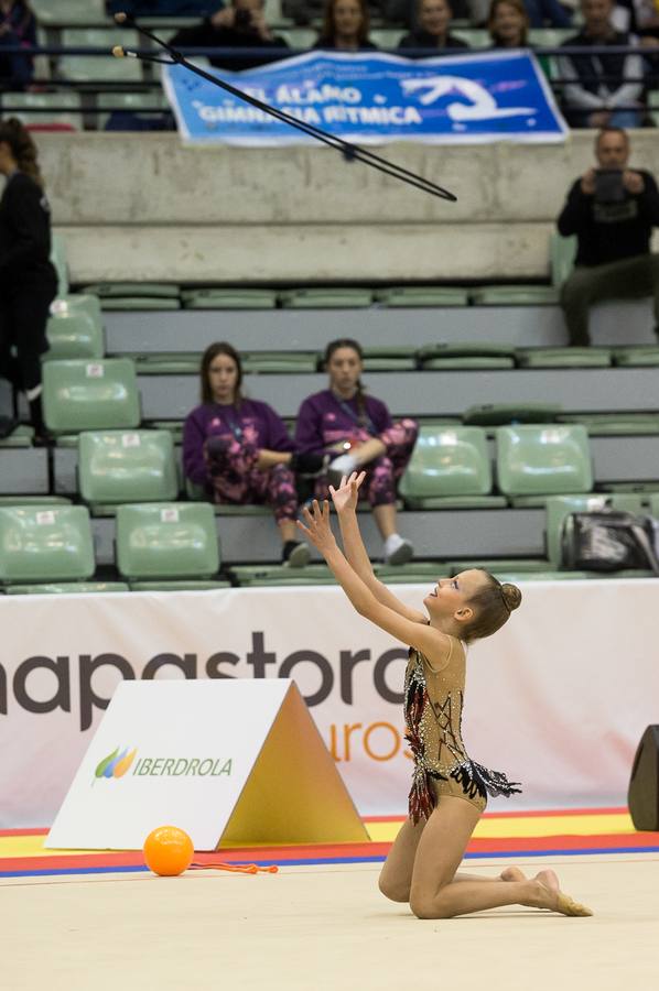 Unas quinientas gimnastas compiten en el primer día de los campeonatos, que se cierra sin ningún podio para la Región