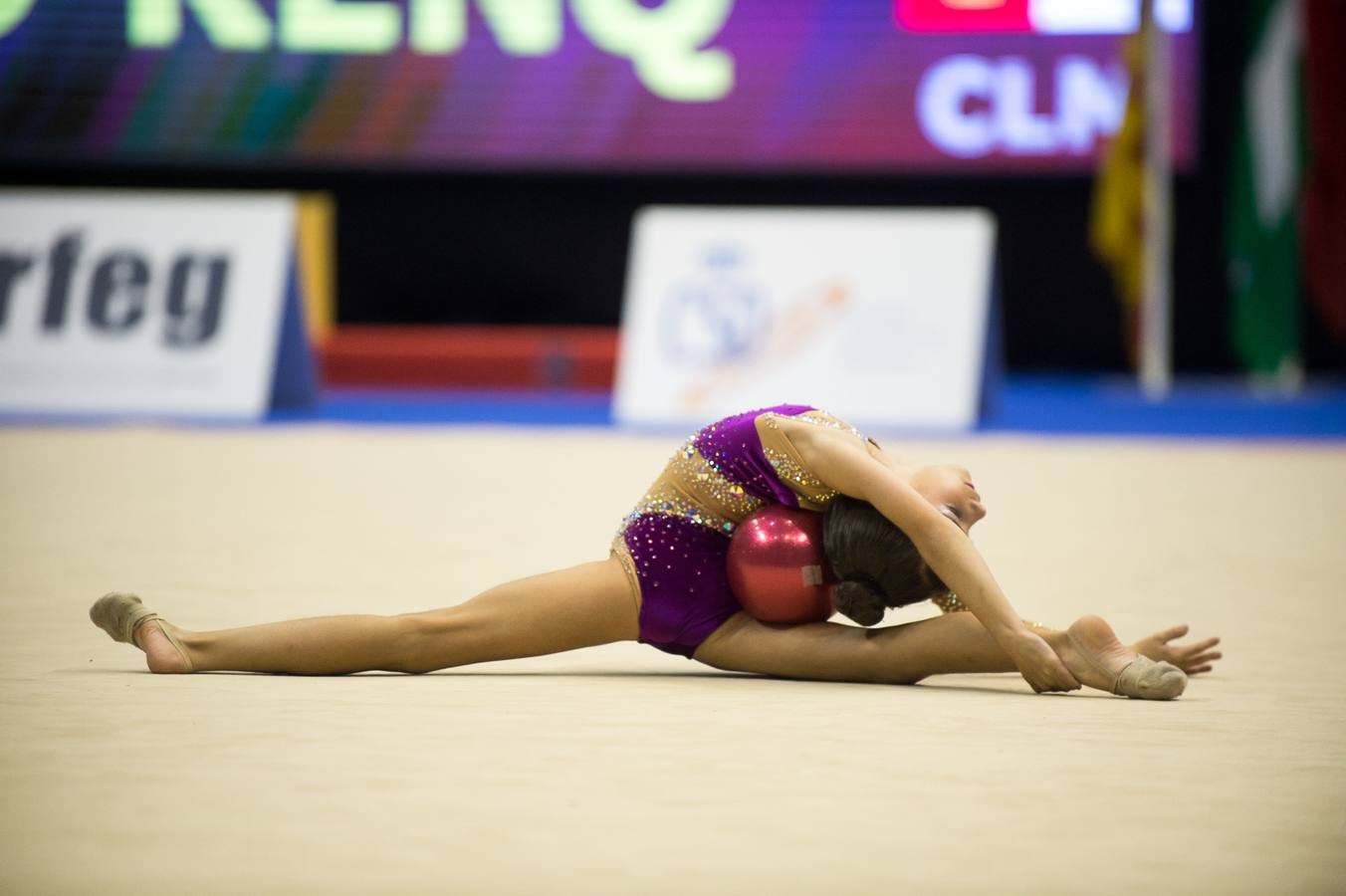 Unas quinientas gimnastas compiten en el primer día de los campeonatos, que se cierra sin ningún podio para la Región
