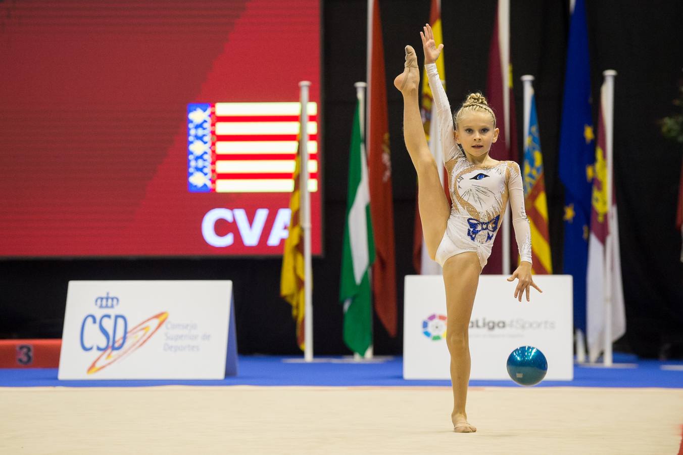 Unas quinientas gimnastas compiten en el primer día de los campeonatos, que se cierra sin ningún podio para la Región
