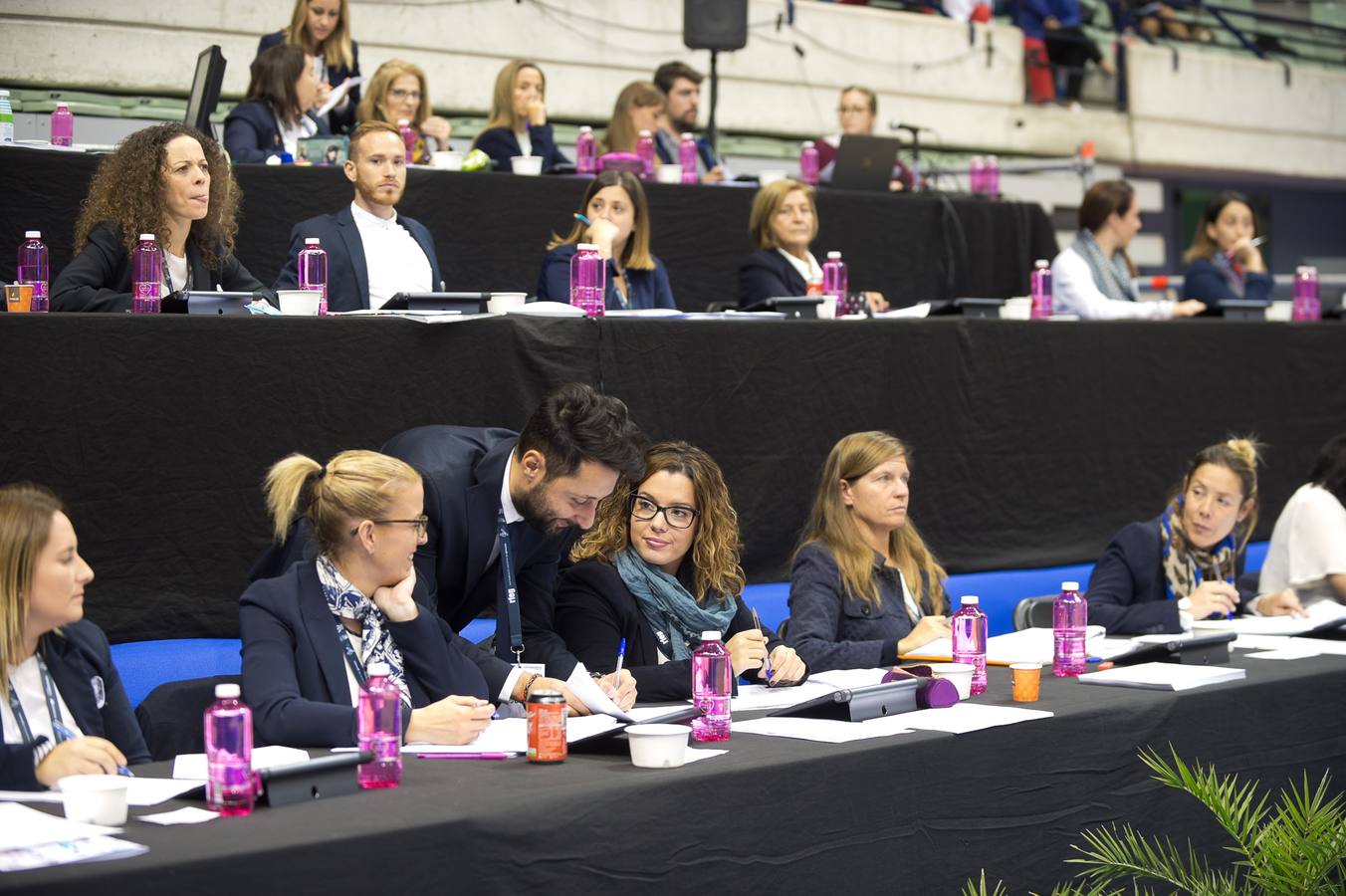 Unas quinientas gimnastas compiten en el primer día de los campeonatos, que se cierra sin ningún podio para la Región