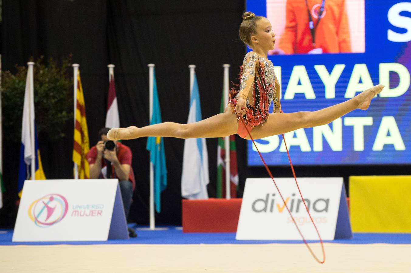 Unas quinientas gimnastas compiten en el primer día de los campeonatos, que se cierra sin ningún podio para la Región
