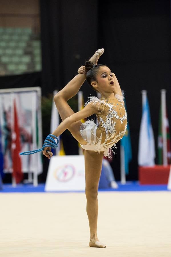 Unas quinientas gimnastas compiten en el primer día de los campeonatos, que se cierra sin ningún podio para la Región