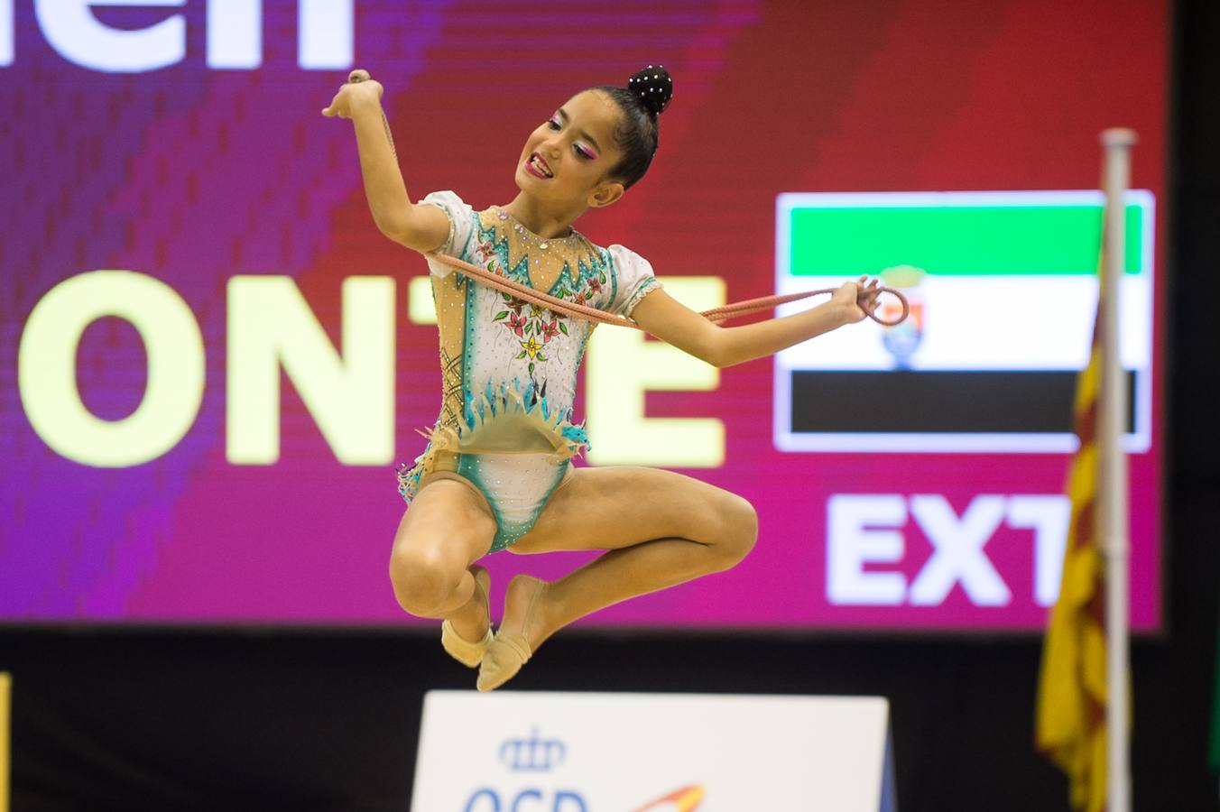 Unas quinientas gimnastas compiten en el primer día de los campeonatos, que se cierra sin ningún podio para la Región