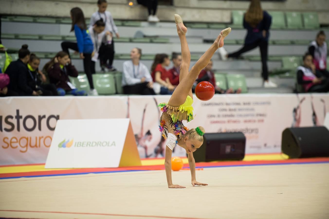 Unas quinientas gimnastas compiten en el primer día de los campeonatos, que se cierra sin ningún podio para la Región