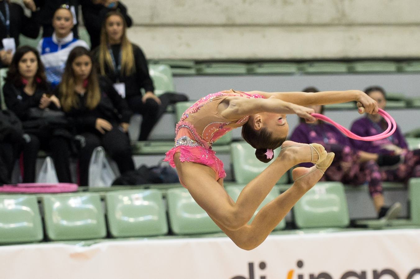 Unas quinientas gimnastas compiten en el primer día de los campeonatos, que se cierra sin ningún podio para la Región