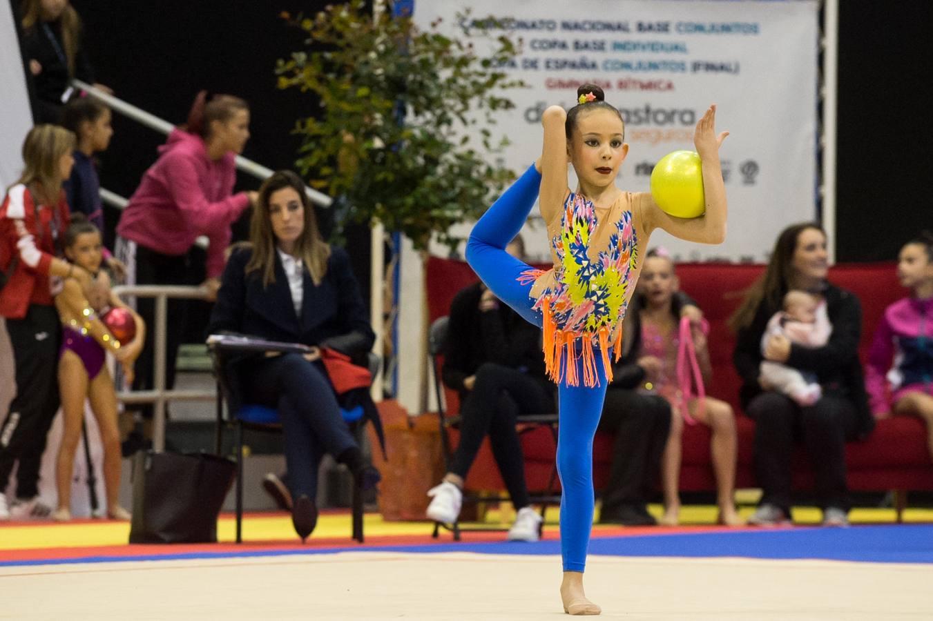Unas quinientas gimnastas compiten en el primer día de los campeonatos, que se cierra sin ningún podio para la Región