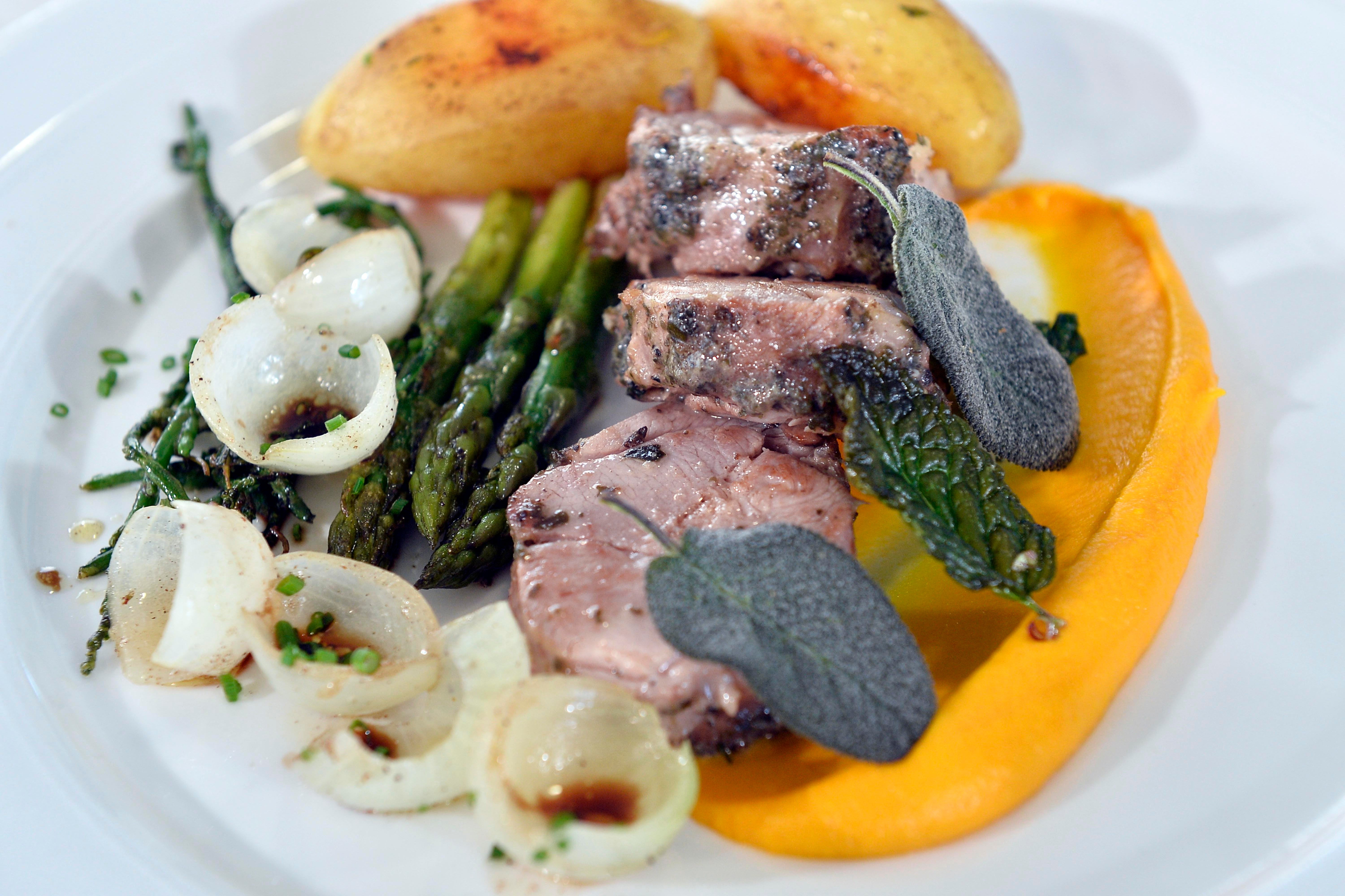 La segunda ponencia de Murcia Gastronómica corrió a cargo Francisco José Saura, Juan Antonio García y Cayetano Gómez, que presentaron un recetario de cordero segureño.