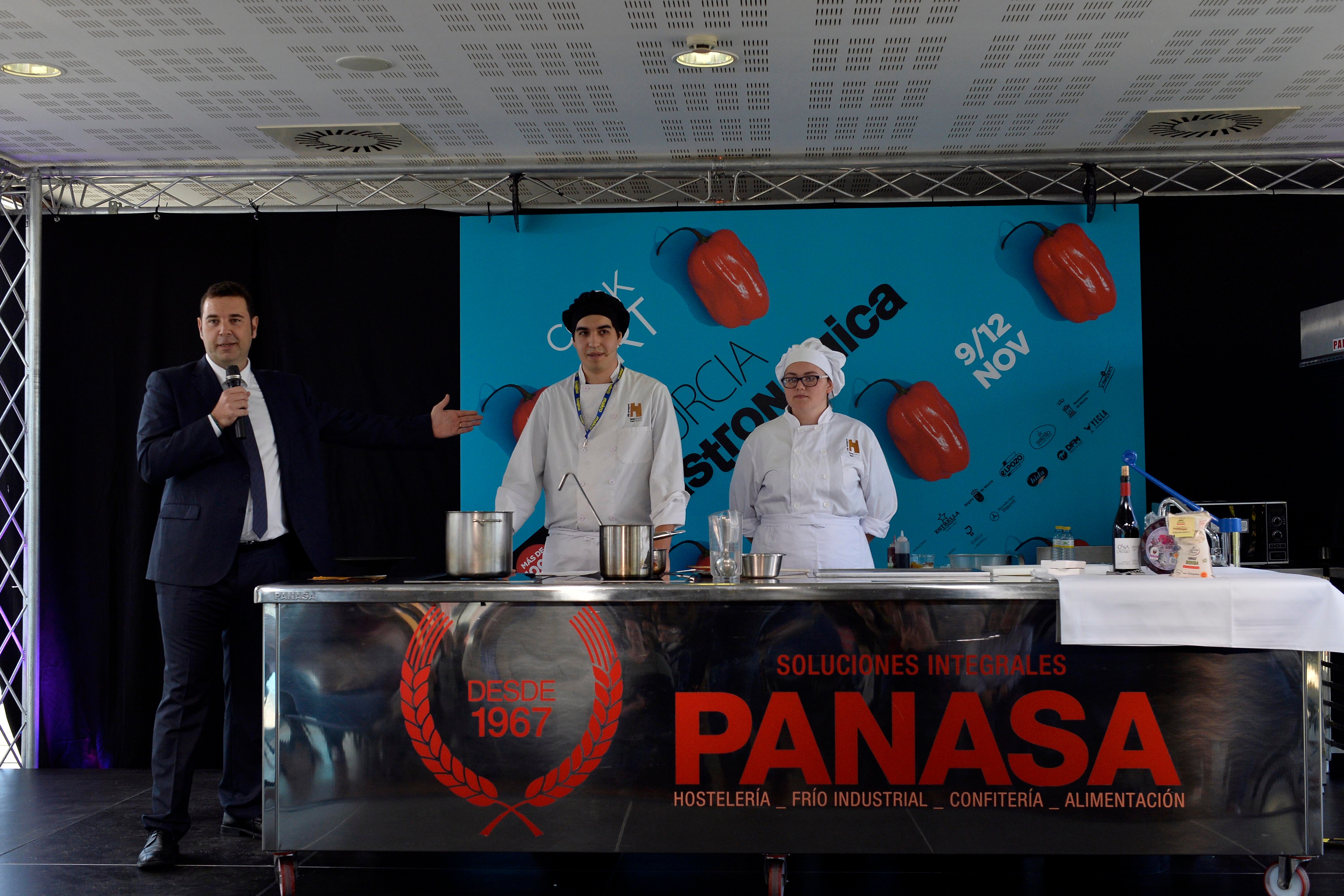 Elías García, ganador del Concurso Joven Cocinero de Jecomur 2018, explica su arroz napolitano.