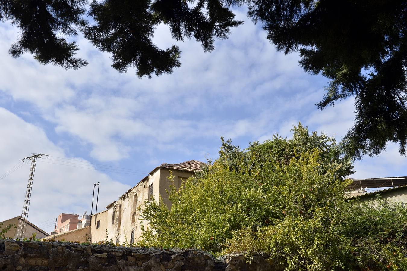 El proyecto, que contempla un mirador y la revegetación de la zona, permitirá pasear junto a la acequia de Churra la Vieja en Cabezo de Torres 