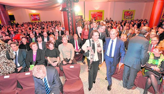 La ministra de Trabajo y el presidente de Ucomur, anoche, en la clausura del Día Mundial del Cooperativismo en Lorca. 