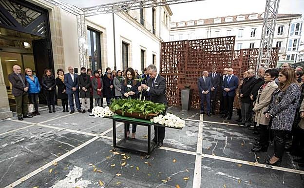 El Parlamento vasco homenajea a las víctimas en el Día de la Memoria sin el PP