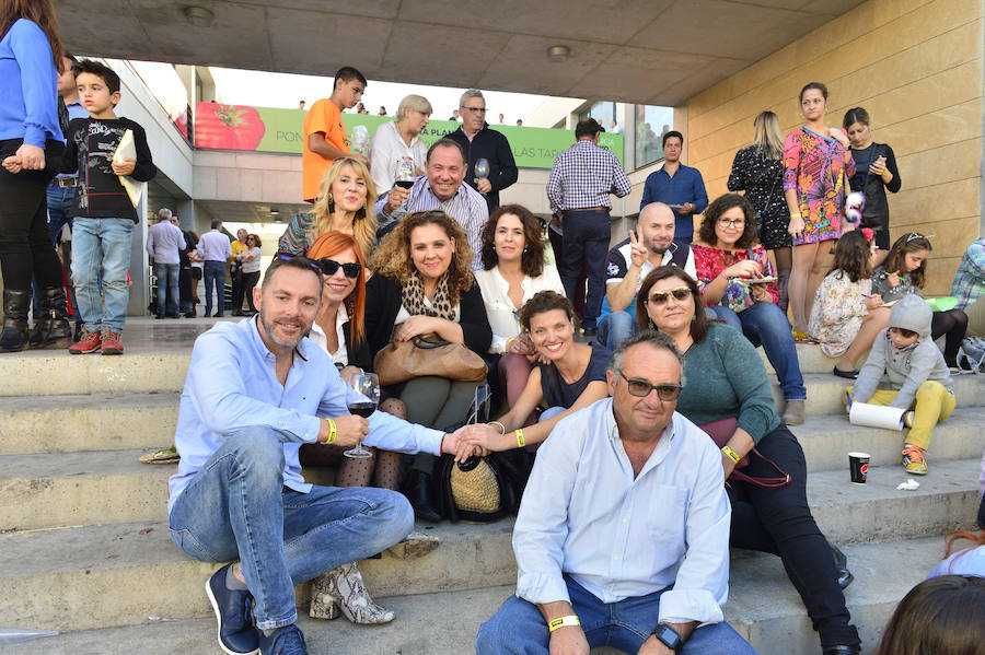 La nueva carpa habilitada en el exterior del recinto fue uno de los grandes atractivos, donde familias enteras, parejas y grupos de amigos disfrutaron con las carnes que sirve estos días la firma José Díaz