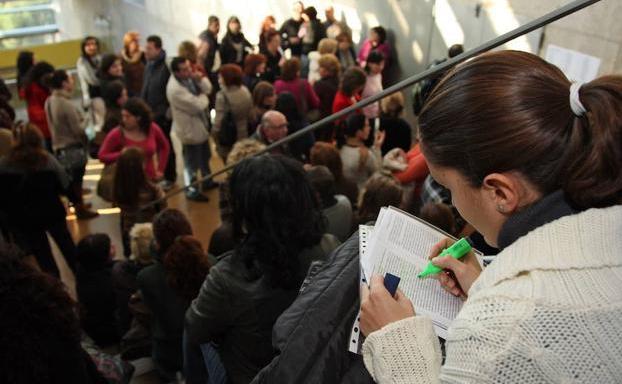 Imagen de archivo de una convocatoria de oposiciones al SMS en Murcia.