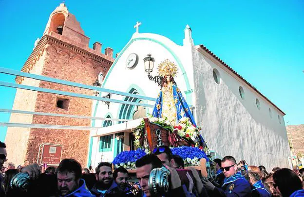 Los romeros portan a la Virgen de Bolnuevo, ayer. 