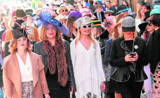 Con pamelas, gorros y tocados, decenas de mujeres participaron ayer en Murcia en el II Paseo con Sombrero. 