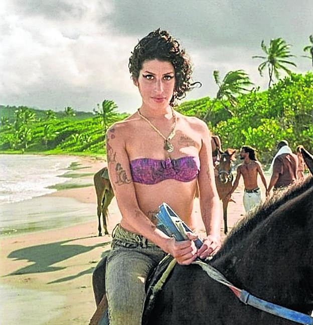 Esta foto de Amy montando a caballo en una playa de Santa Lucía es la portada del libro. 
