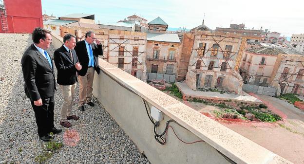 Javier Ruano, Fulgencio Gil y Pedro José Pérez contemplan, desde el Archivo, el solar del futuro Palacio de Justicia. 