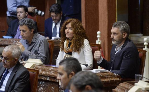 Ángeles García Navarro, en el centro, junto a Óscar Urralburu en la Asamblea Regional.