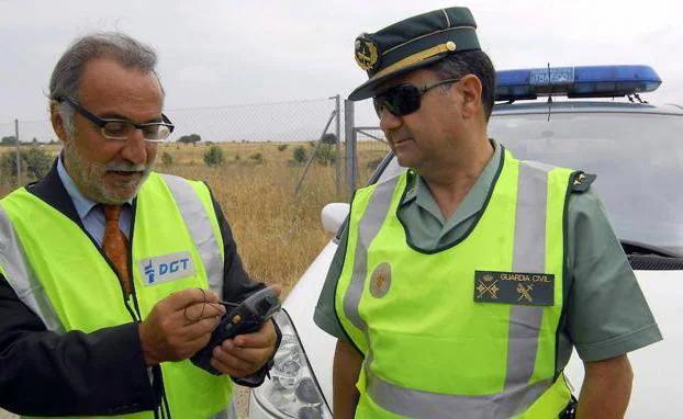 Pere Navarro, en un control de la Agrupación de Tráfico de la Guardia Civil.