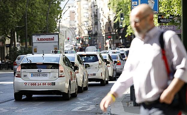 Un grupo de taxis circula por la Gran Vía Escultor Salzillo de la capital murciana. 