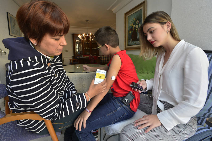 Ino Cifuentes y sus dos hijos, afectados por la diabetes de tipo 1 reclaman la eliminación del límite edad a la subvención de medidores de glucosa inalámbricos que ya se aplica a los menores de 18