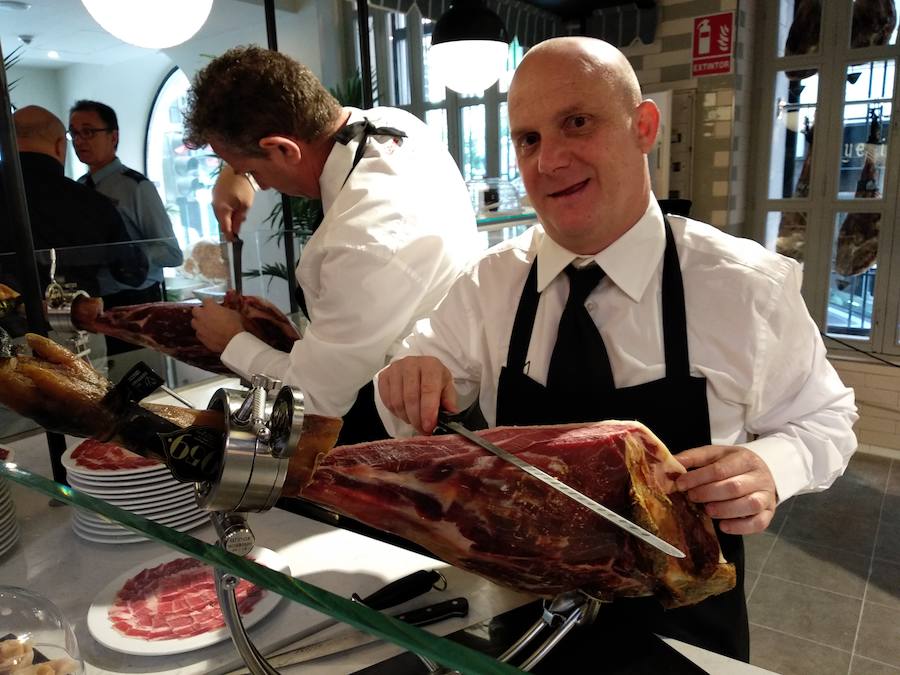 Cortadores de jamón en la inauguración del Gastromercado.