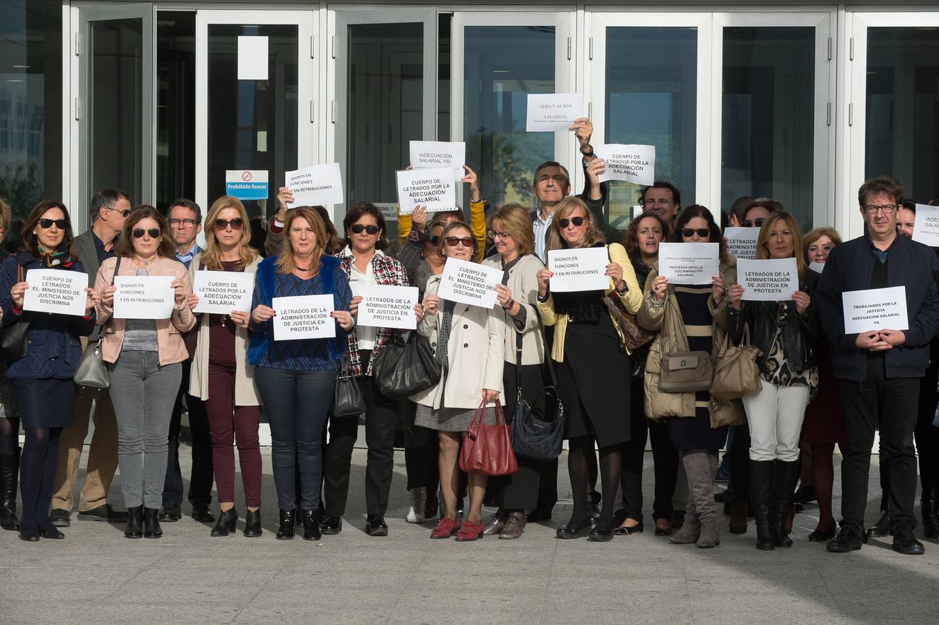 Estos funcionarios protagonizan un paro de dos horas para exigir que su sueldo se equipare a sus nuevas atribuciones