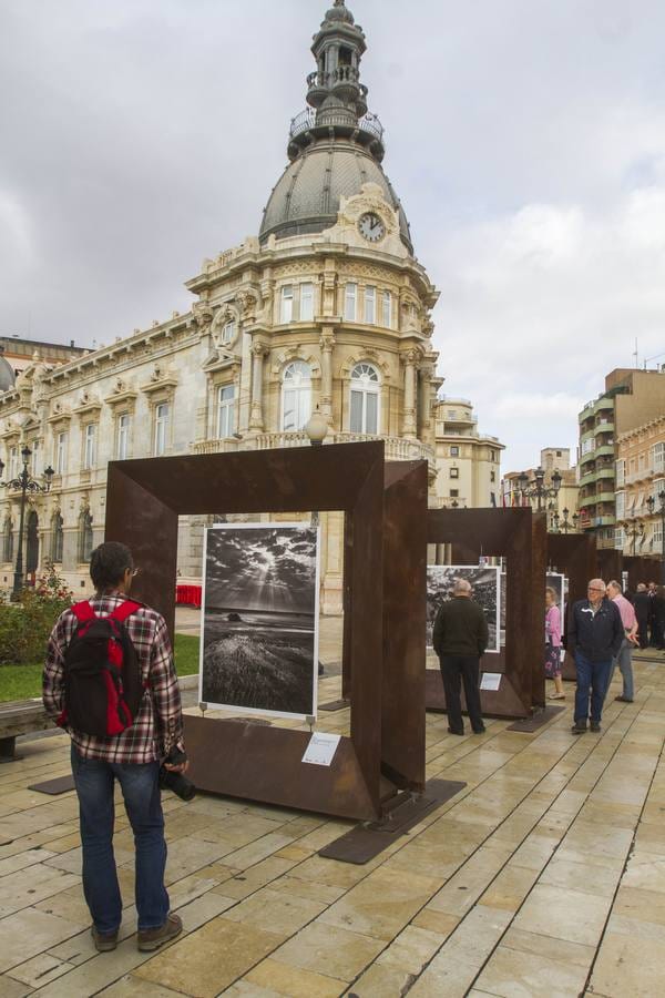 'Génesis. Arte en la calle' es el título de la exposición del fotógrafo brasileño Sebastião Salgado que, hasta el 9 de diciembre, podrá visitarse en la Plaza Héroes de Cavite de Cartagena