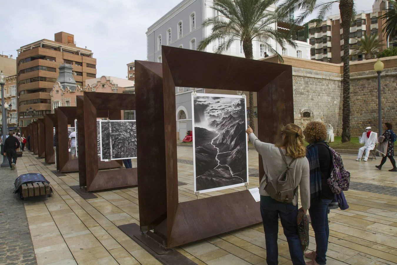 'Génesis. Arte en la calle' es el título de la exposición del fotógrafo brasileño Sebastião Salgado que, hasta el 9 de diciembre, podrá visitarse en la Plaza Héroes de Cavite de Cartagena