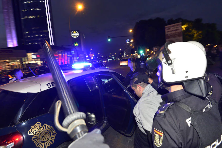 La Policía Nacional detiene a tres jóvenes en las protestas frente al Hotel Nelva por la ponencia 'Marxismo, Feminismo y LGTBI' y el acto de la formación política liderada por Santiago Abascal