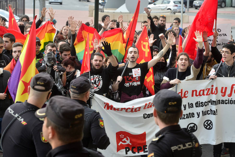 La Policía Nacional detiene a tres jóvenes en las protestas frente al Hotel Nelva por la ponencia 'Marxismo, Feminismo y LGTBI' y el acto de la formación política liderada por Santiago Abascal