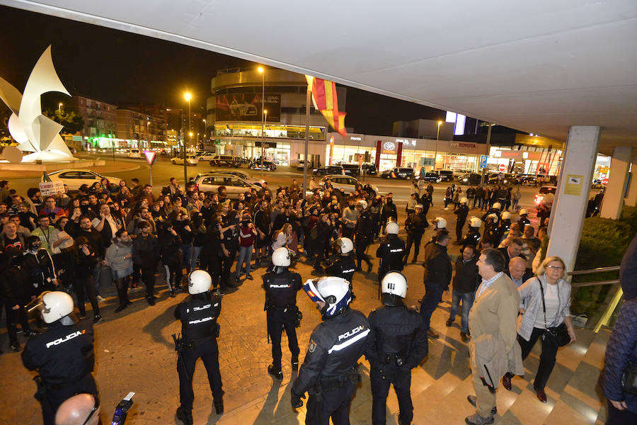 La Policía Nacional detiene a tres jóvenes en las protestas frente al Hotel Nelva por la ponencia 'Marxismo, Feminismo y LGTBI' y el acto de la formación política liderada por Santiago Abascal