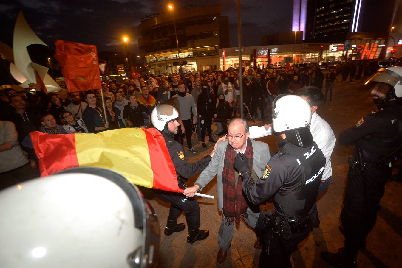 La Policía Nacional detiene a tres jóvenes en las protestas frente al Hotel Nelva por la ponencia 'Marxismo, Feminismo y LGTBI' y el acto de la formación política liderada por Santiago Abascal