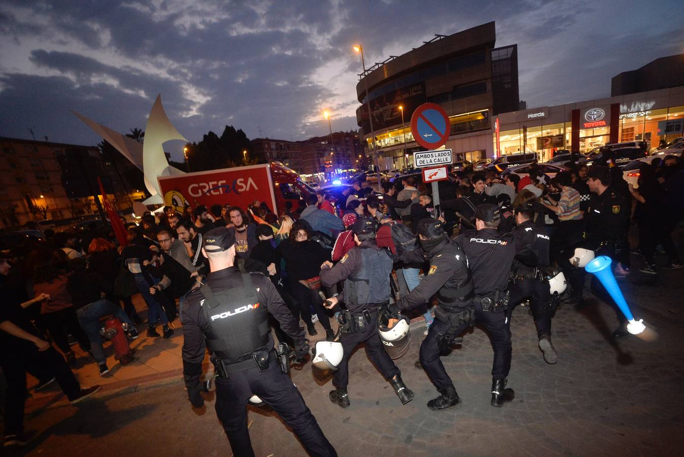 La Policía Nacional detiene a tres jóvenes en las protestas frente al Hotel Nelva por la ponencia 'Marxismo, Feminismo y LGTBI' y el acto de la formación política liderada por Santiago Abascal